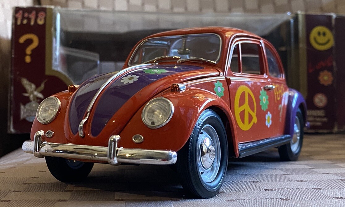 ロードタフ　フォルクスワーゲン　ビートル1967  1/18スケール Road Legends 1:18 1967 Volkswagen Beetle Flower Power Peace