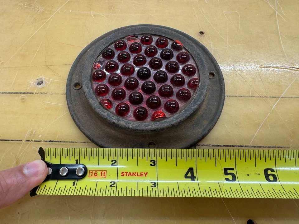 REBOQUE ANTIGO REFLETOR OLHO DE GATO MÁRMORE VIDRO VERMELHO CARRO CAMINHÃO ~ COM BELA PÁTINA! - Imagem 3 de 4