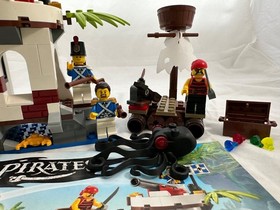 LEGO Pirates: Soldiers Outpost (70410), complete set with instruction book
