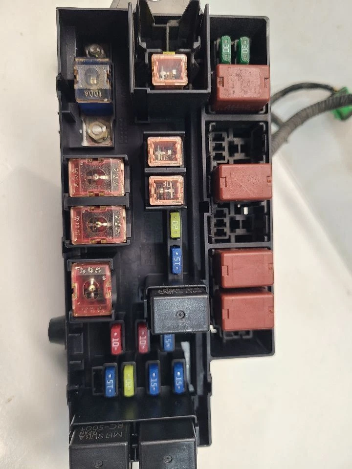 Caixa de fusíveis do motor 2005 Subaru Forester (2.5L / AT / XT) PN: 82231SA400 - Imagem 3 de 4