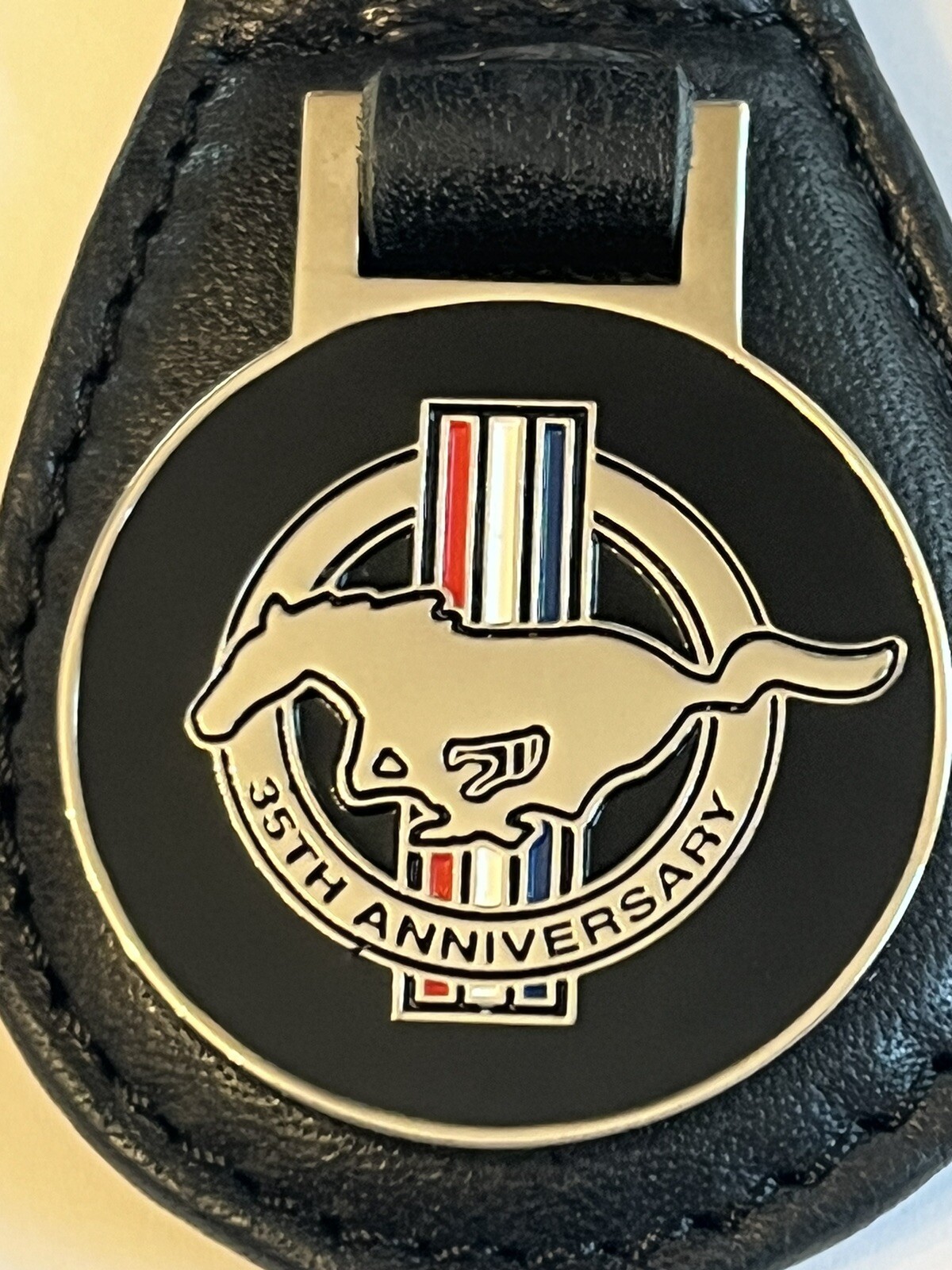 RARE 1999 LIMITED EDITION 35th ANNIVERSARY”FORD”MUSTANG CLOISONNÉ KEYCHAIN LQQK