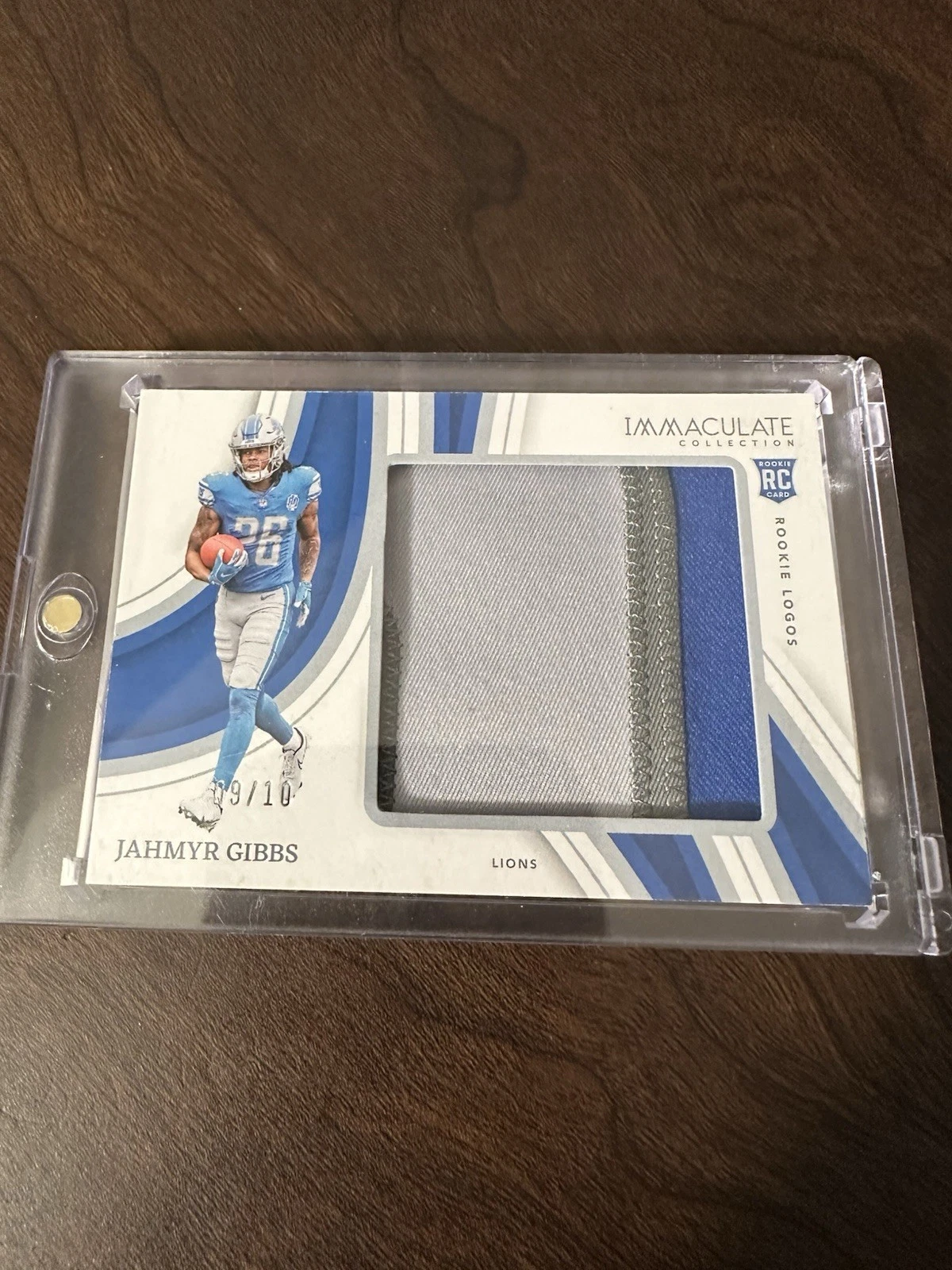Jahmyr Gibbs Panini Immaculate Collection Rookie Logos #RLJGI Player Caps-Brand Logo
