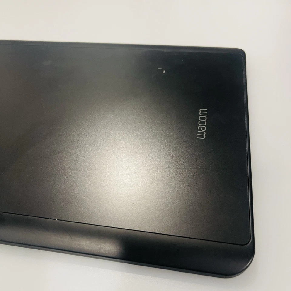 Планшет Wacom Intuos Pro цифровой графический для рисования Mac/PC, маленький (с заправкой наконечниками) - Изображение 3 из 4