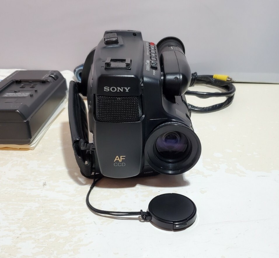 Sony CCD-TR6 8mm Video8 Handycam Video Camera Recorder Sony CCD-TR6 8mm Video8 Handycam Video Camera Recorder