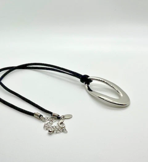 Collar Vintage Lia Sophia Torque Tono Plata Colgante 2.25" 18-21" Cierre Langosta Foto 2 de 4