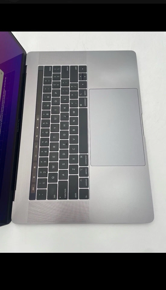 Apple 2017 15" MacBook Pro 2.9GHz i7 16GB 512GB Touch Bar GPU 560 | Gris | * Foto 3 de 4