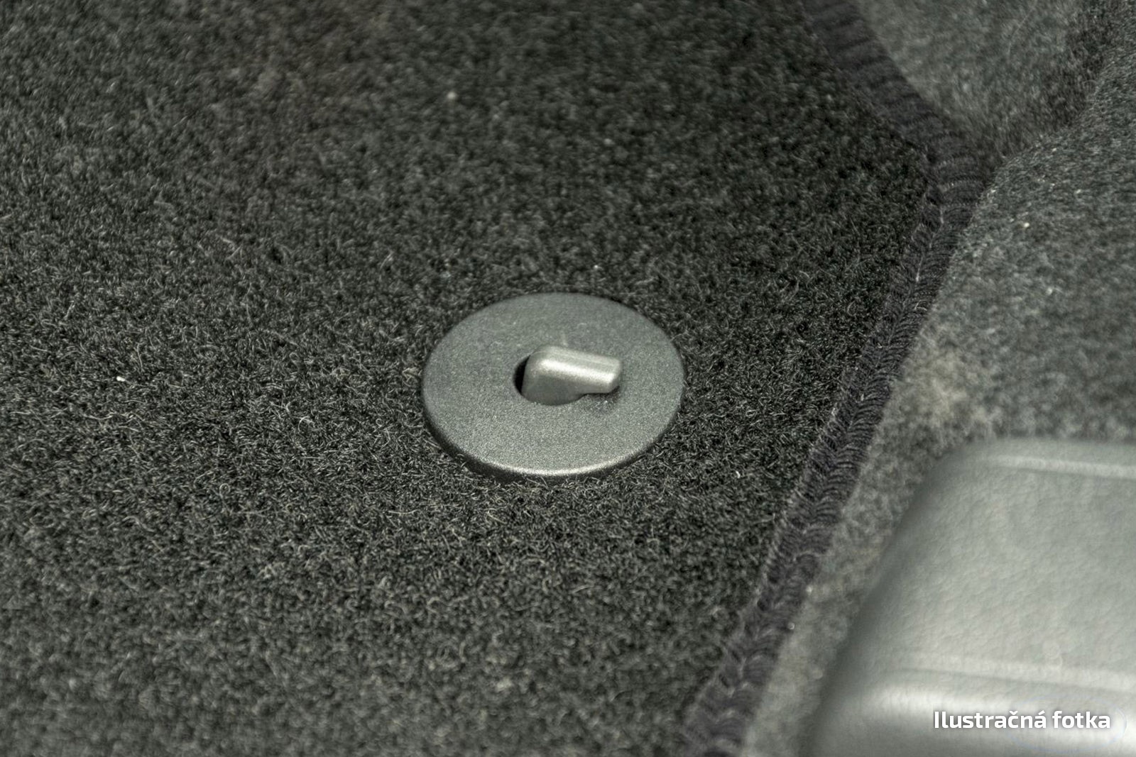 Tapis de sol auto sur mesure velours remplaçant les moquettes usées de Mazda 323 FI