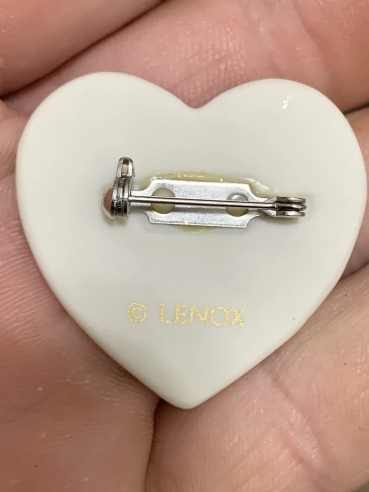 Broches de Navidad Lenox Ángel de porcelana con alfiler de arpa y corazón Foto 4 de 4