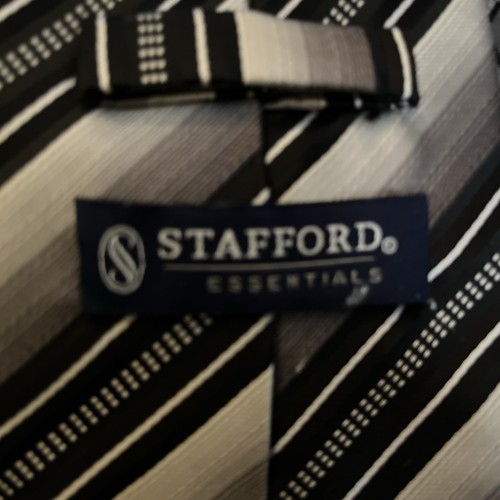 Mens Neck Ties - Lot Of 20- Some very nice designer ties. - Picture 22 of 24