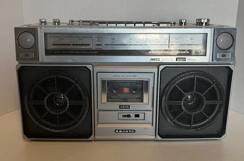 Vintage Boom box Sanyo M 9975 . Made In Japan in 1980. Tested