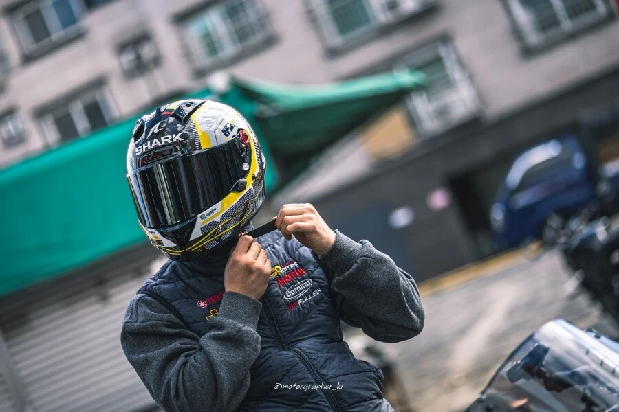 SHARK AERON GP RAUL FERNANDEZ - Image 4 of 4