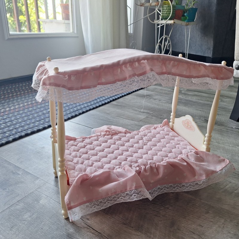 Vintage 1982 Barbie Dream House Canopy Bed w/Mattress and blanket 