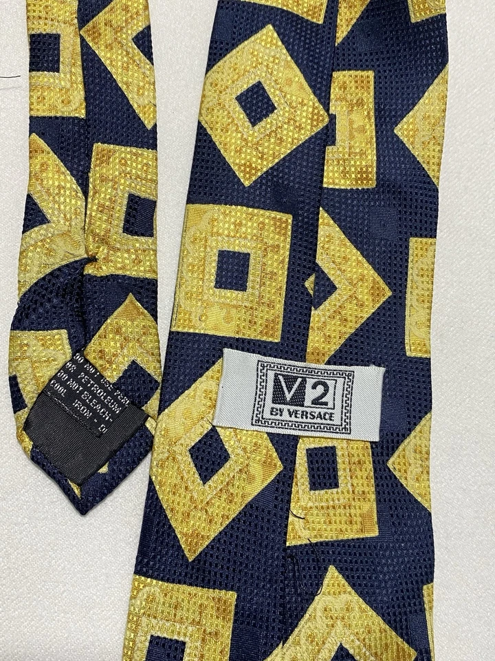 Versace V2. Gravata masculina de seda azul/amarela. Padrão geométrico. Feito na Itália. Ec - Imagem 2 de 4