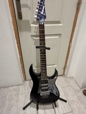 Ibanez Black de 6 cuerdas y cuerpo sólido eléctrico con vibralo (trémolo)