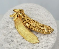 Vtg Peas Brooch Gold Tone Pea Pod Vegetable Pin Chef Gardener Farmer BSK Signed