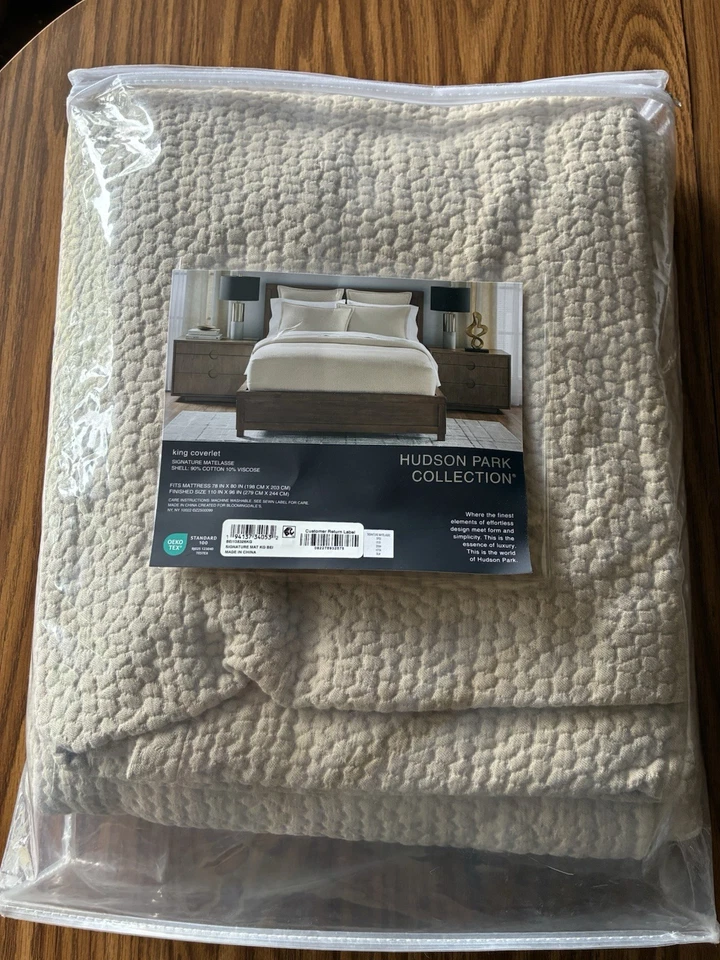 HUDSON PARK SIGNATURE GRANULADO MATELASSE KING COBERTOR BEIGE Foto 2 de 2