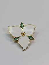White Trillium Travel Souvenir Lapel Pin Ontario Canada's Official Flower 
