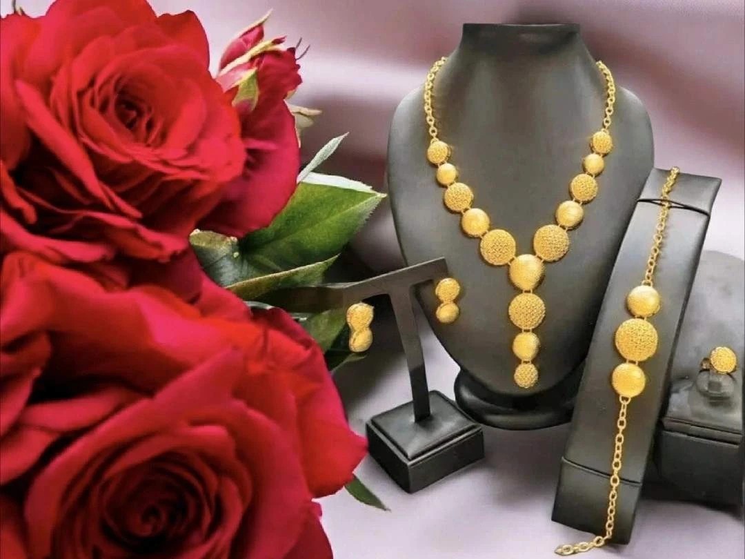 Parure dorée à offrir : coffret bijoux collier long et bracelet pour un anniversaire réussi
