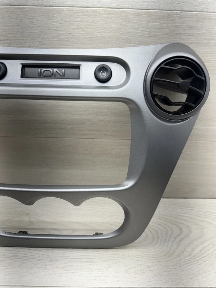 Radio Saturn Ion 2003 2004 2005 2006 2007 bisel de control de clima de CA con rejillas de ventilación Foto 3 de 4