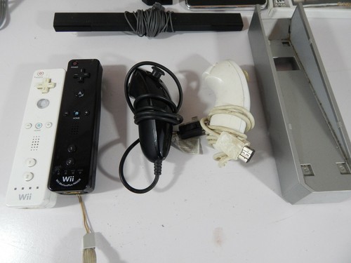 Wii RVL-101 Console Bundle with Controllers, Game and Accessories *Tested Works* - Picture 2 of 6