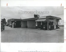 1983 Press Photo Scrub-a-Dub Car Wash deli and beer mart - RSH75329