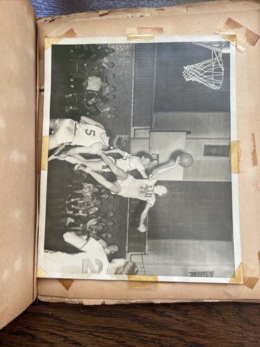 Libro de recortes de baloncesto LIU Brooklyn Blackbirds 1951 con escándalo de anuario autografiado - Imagen 9 de 22