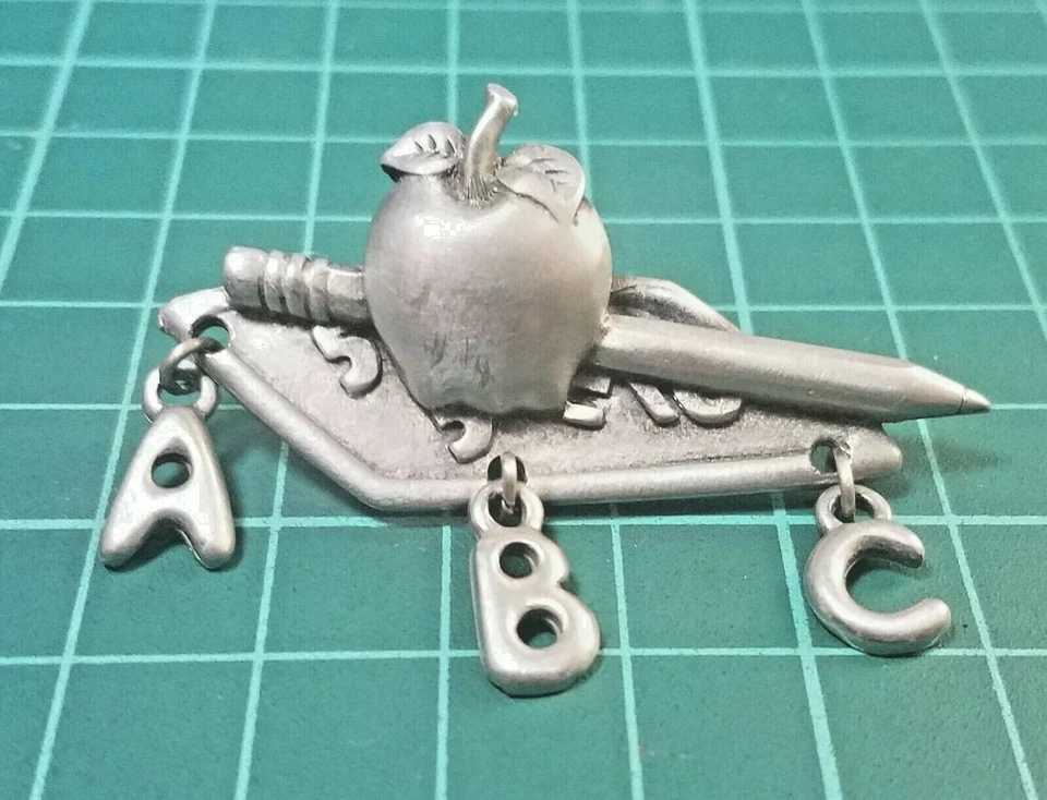 Vtg LCD Lindsay Claire Lapel Pin Pewter W/charms ABC Book Apple Pencil Fashion Foto 2 de 4