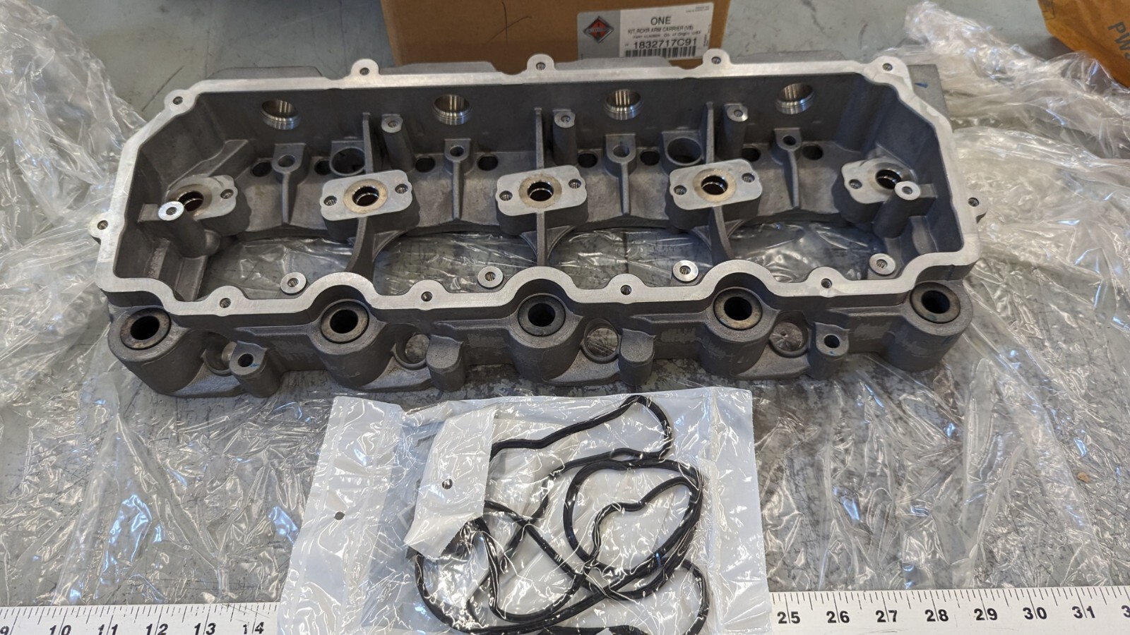 1832717C91 International Rocker Arm Carrier Kit V8 Engine Complete New