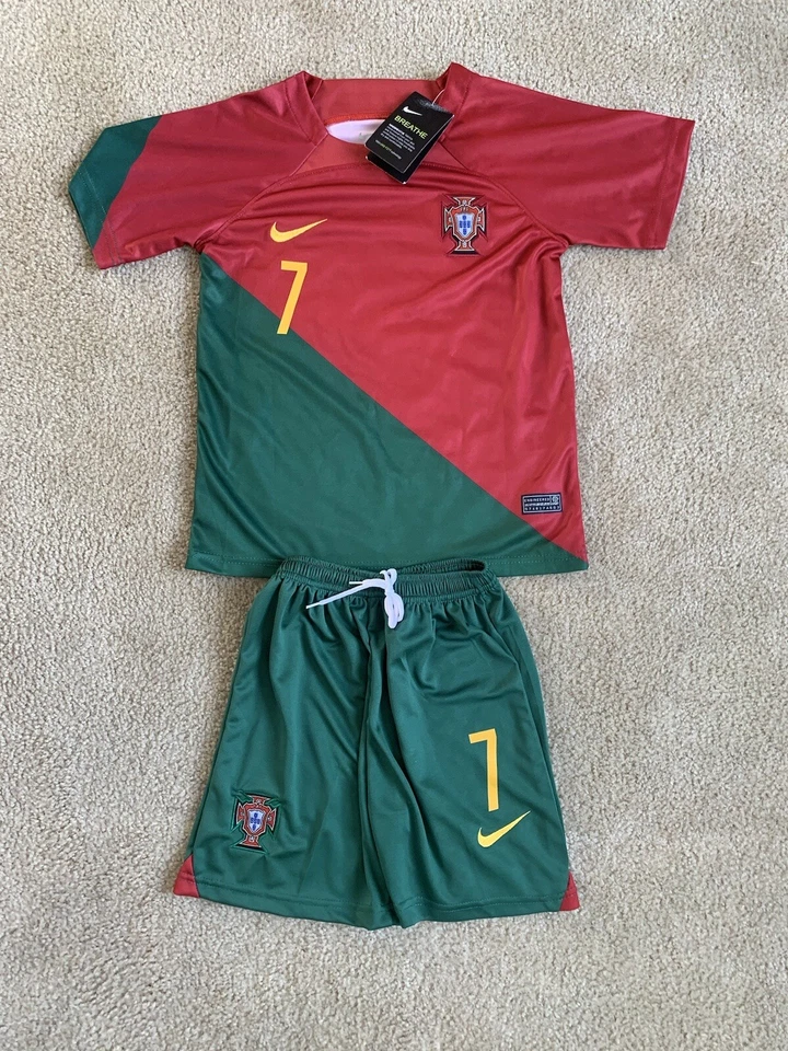 Camiseta grande con pantalones cortos Portugal Ronaldo #7 para niños jóvenes. Nuevo con etiquetas. Foto 2 de 4