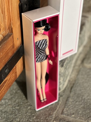 BARBIE 60th sparkle PLATINIUM signature inspiring girls 1959 2018 NRFB #FXD73 - Foto 6 di 24