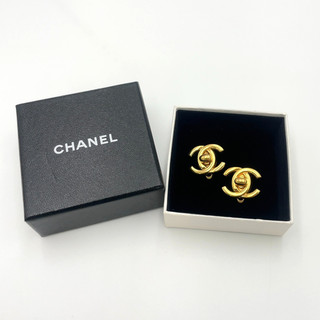 Auth Chanel Coco Mark Turn Lock GD Earrings 96P Engraved W/Box BA120767