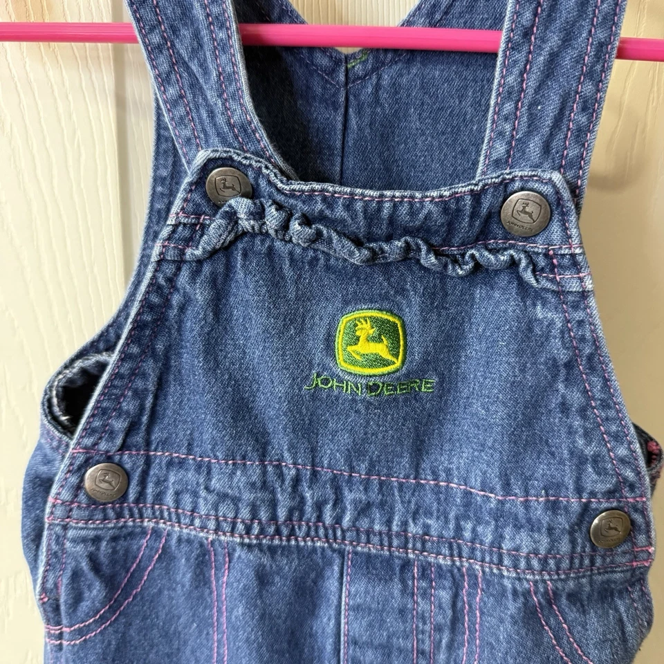 Mono vaquero azul bebé niña John Deere con costuras rosas y patas de botón 9/12 m Foto 3 de 4