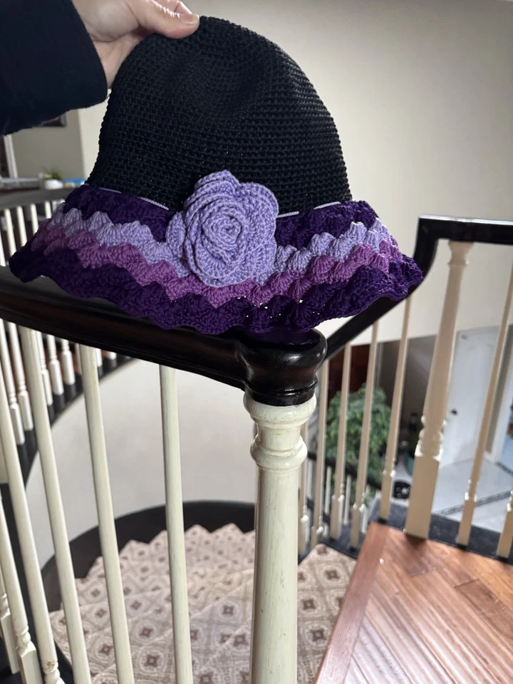 Sombrero Cloche hecho a mano negro y morado Foto 2 de 2