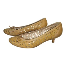 Stuart Weitzman Yellow Patent Leather Cutout Kitten Heels Bow Detail Size 8.5M