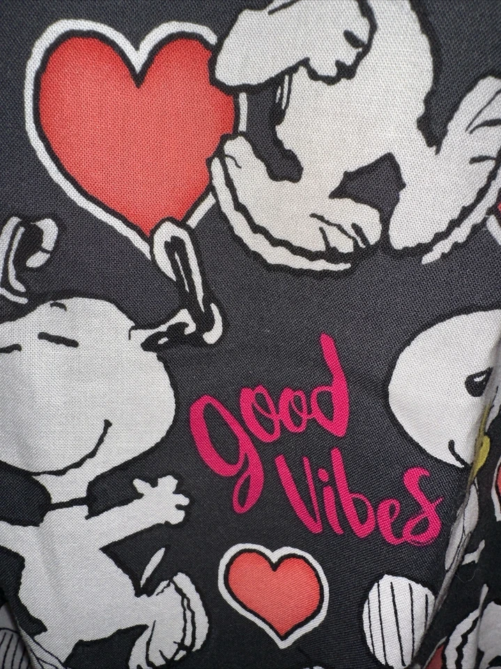 Camisa de Enfermería Peanuts 2XL Snoopy Nueva Prelavada Bolsillos Cuello en V ❤️❤️ Foto 3 de 4