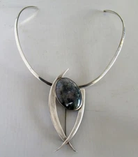 VERY BIG MODERNIST STUDIO STERLING MOSS AGATE NECKLACE PENDANT, 3 3/8 INCH, 40 G