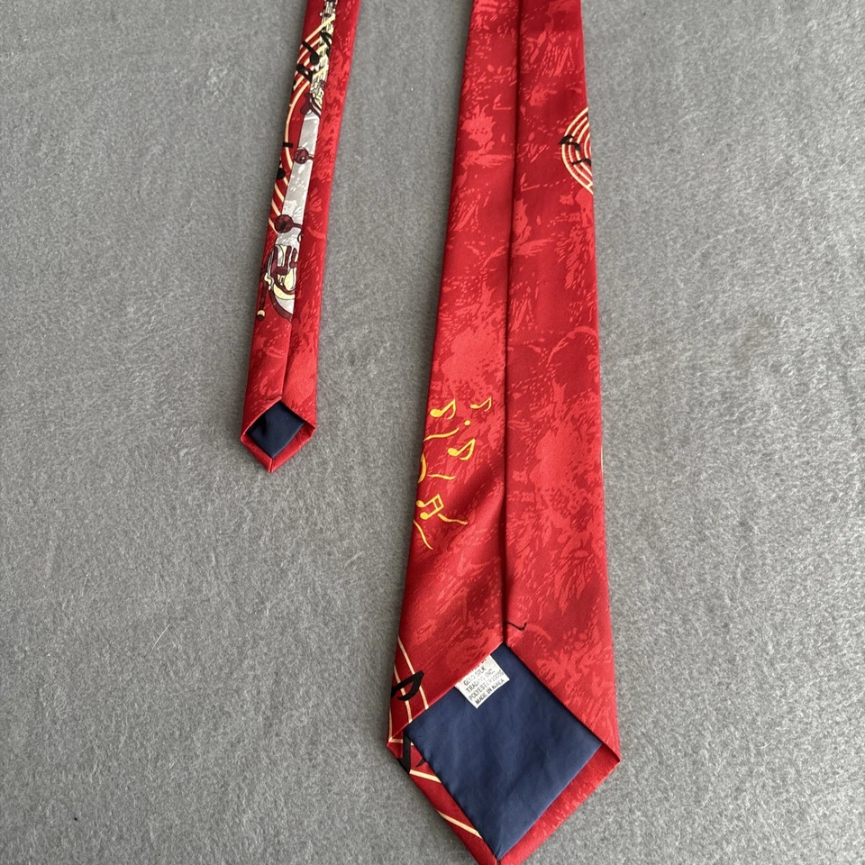 萨克斯管男式领带红色背景音乐笔记乐队音乐会教师管弦乐队 — 第 3/4 张图片