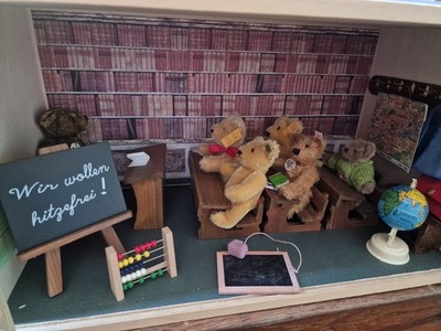 Stube Schule mit Steiff Bären Klein Club mit Möbel Schulbank