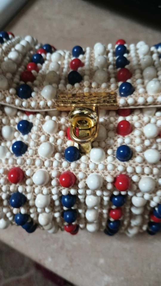 De colección. Bolso de Mano Lumurado Crochet Rojo, Blanco Azul Con Cuentas Hecho en EE. UU. Años 50 Foto 3 de 4