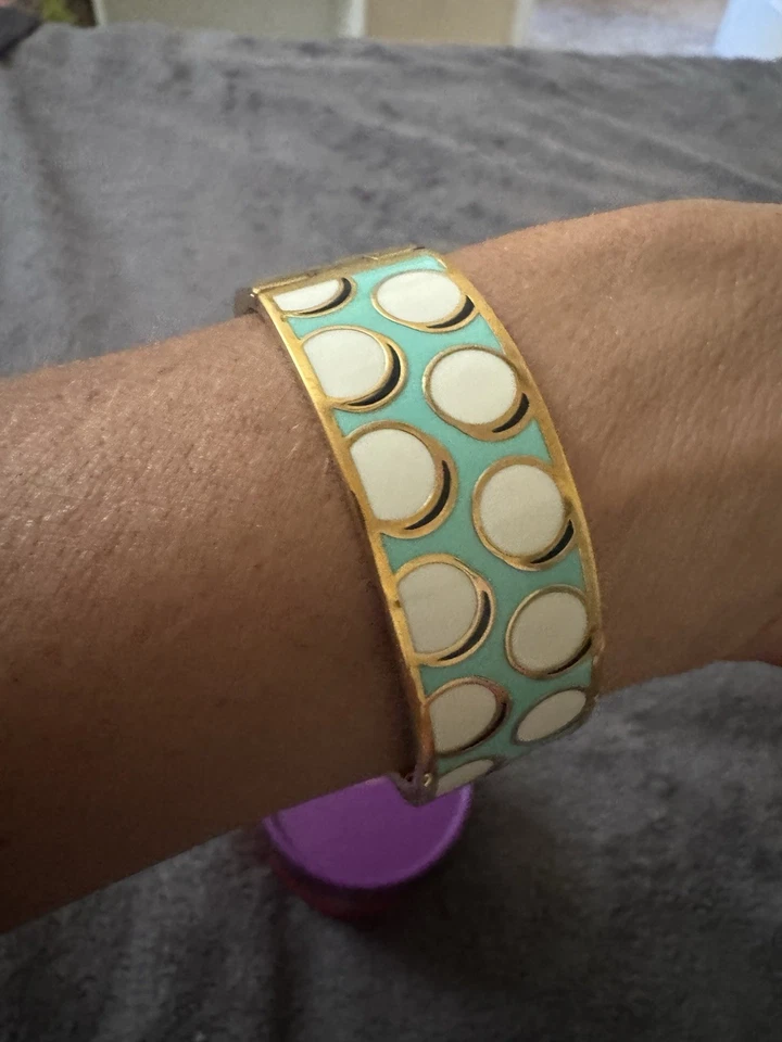 Brazalete ancho Kate Spade On The Ball oro verde azulado con bisagras en caja usado en excelente estado Foto 2 de 4