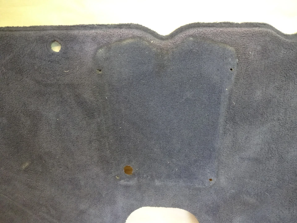 Maserati 4200 Spyder - Panel de alfombra trasera vertical P/N 67403700 Foto 2 de 4