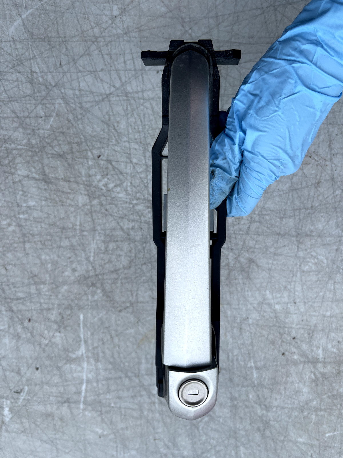 2005 CHRYSLER CROSSFIRE FRONT DOOR EXTERIOR HANDLE W/ BASE BRACKET LEFT SIDE OEM