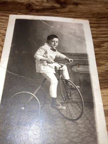 Antike RPPC Postkarte Junge im weißen Anzug auf Dreirad um 1918  - Bild 2 von 3