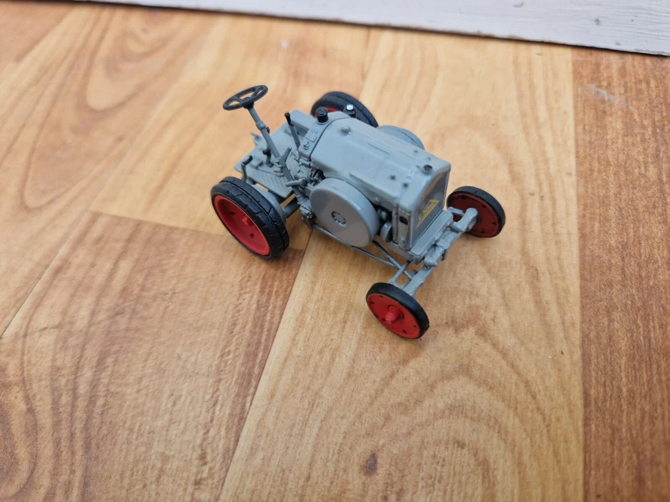 HACHETTE UNIVERSAL HOBBIES 1/43 CLASSIC 1929 DEUTZ MTZ 120 TRACTOR - Image 2 of 3