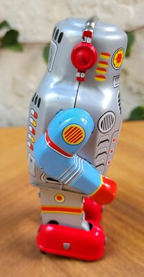VINTAGE TIN WINDUP SPARKY ROBOT, WITH SPARKING CHEST | eBay