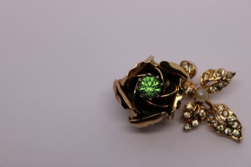 Vintage Rose Flower Gold Tone Brooch Unsigned Green Stone Pearl Rhinestones - Picture 7 of 11