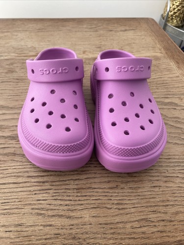 Zueco Crocs Stomp púrpura talla para mujer 6 hombre 4 usado en muy buena condición - Imagen 6 de 24