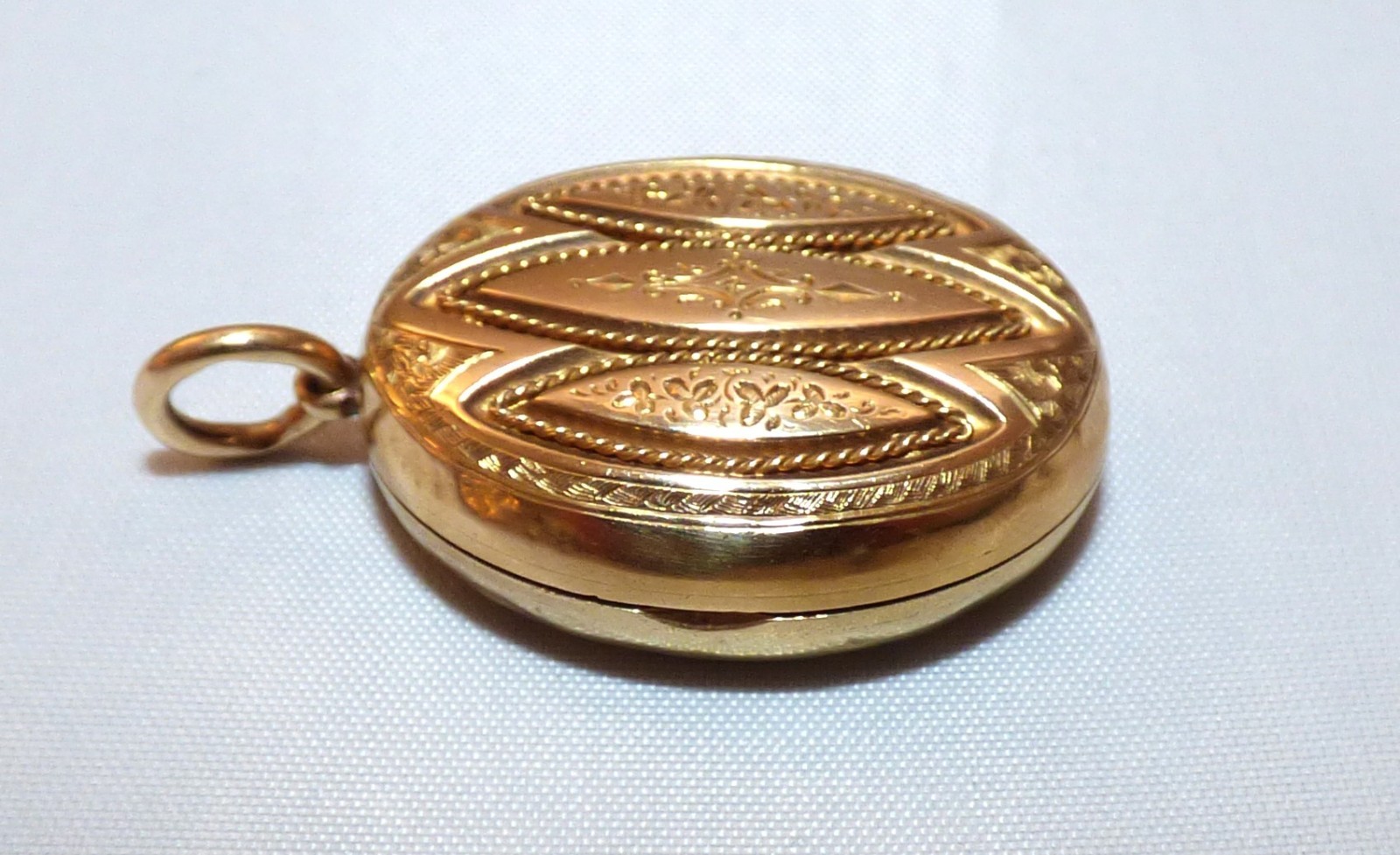 ANTIQUE VICTORIAN 18CT SOLID GOLD LOCKET 1868 EMB… - image 6