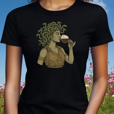 T-Shirt Medusa trinkt Wein – Mythologie trifft Genuss, Funshirt, Geschenkidee