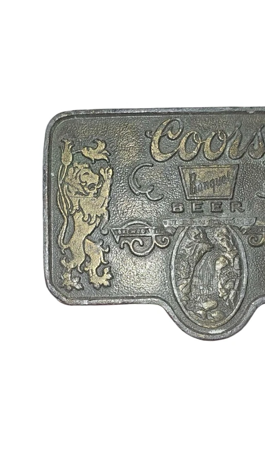 Cinturón de cerveza vintage Coors banquete hebilla cascada leones metal marrón dorado Foto 3 de 4
